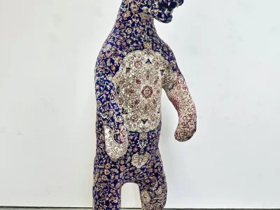 ประติมากรรมหมีตัวใหญ่หุ้มด้วยพรมเปอร์เซียลายสีน้ำเงิน ผลงาน Blue Bear ของ Debbie Lawson