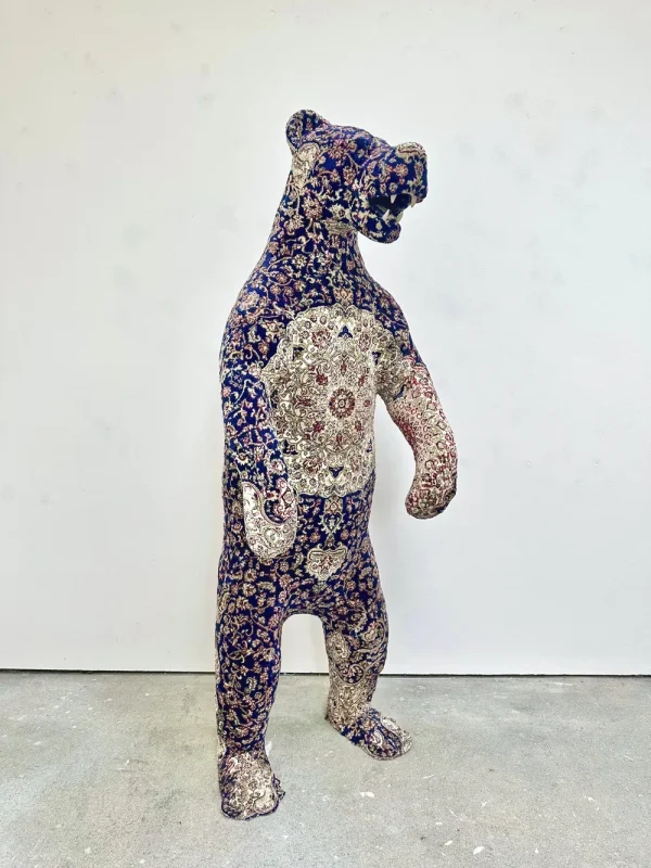 ประติมากรรมหมีตัวใหญ่หุ้มด้วยพรมเปอร์เซียลายสีน้ำเงิน ผลงาน Blue Bear ของ Debbie Lawson
