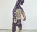 ประติมากรรมหมีตัวใหญ่หุ้มด้วยพรมเปอร์เซียลายสีน้ำเงิน ผลงาน Blue Bear ของ Debbie Lawson