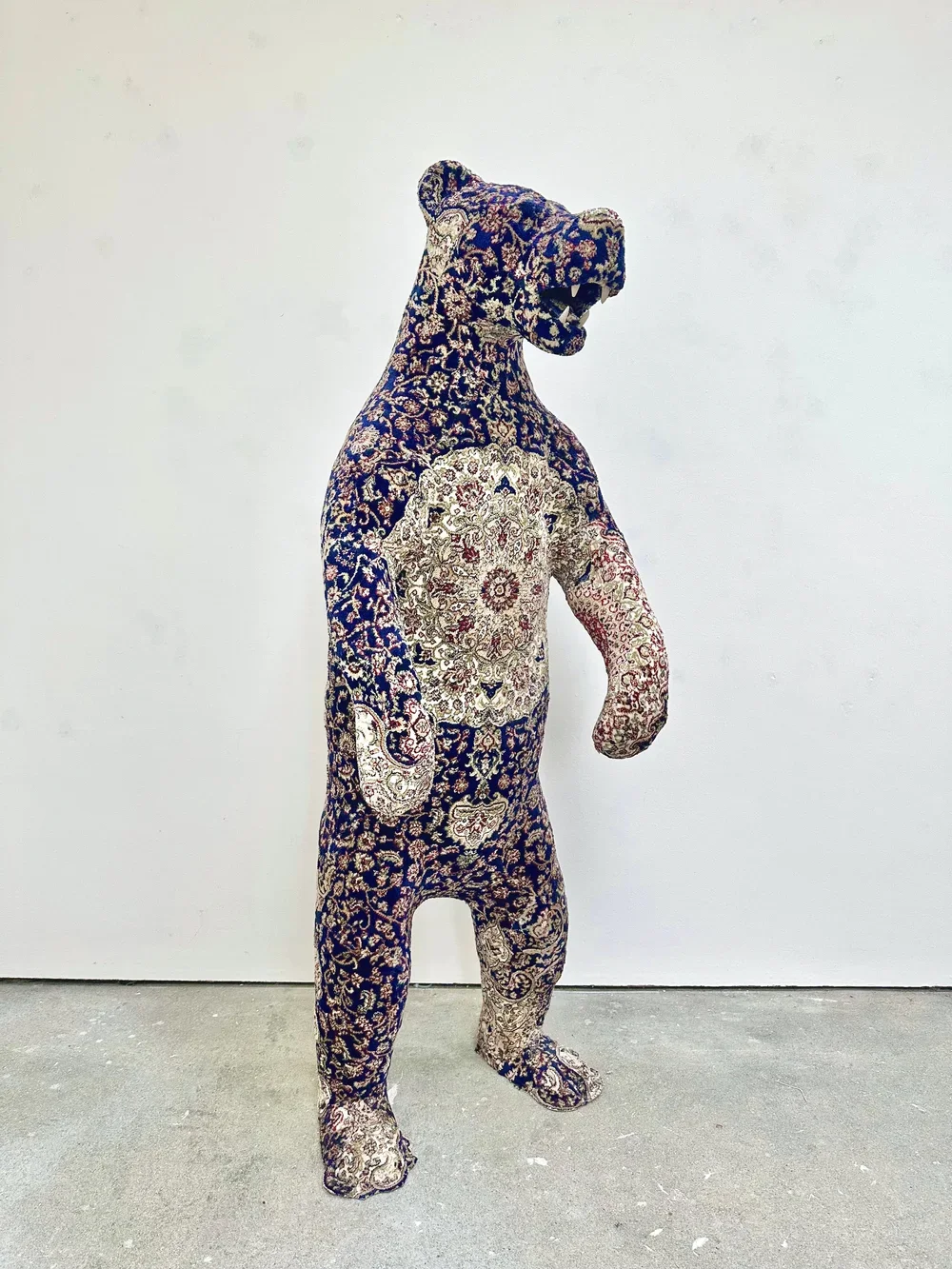 ประติมากรรมหมีตัวใหญ่หุ้มด้วยพรมเปอร์เซียลายสีน้ำเงิน ผลงาน Blue Bear ของ Debbie Lawson