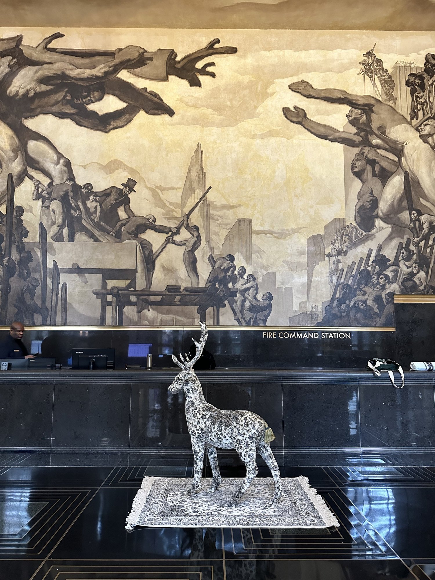 ประติมากรรมกวางยืนหุ้มพรมเปอร์เซีย ผุดขึ้นจากโต๊ะ ผลงาน Standing Stag ของ Debbie Lawson