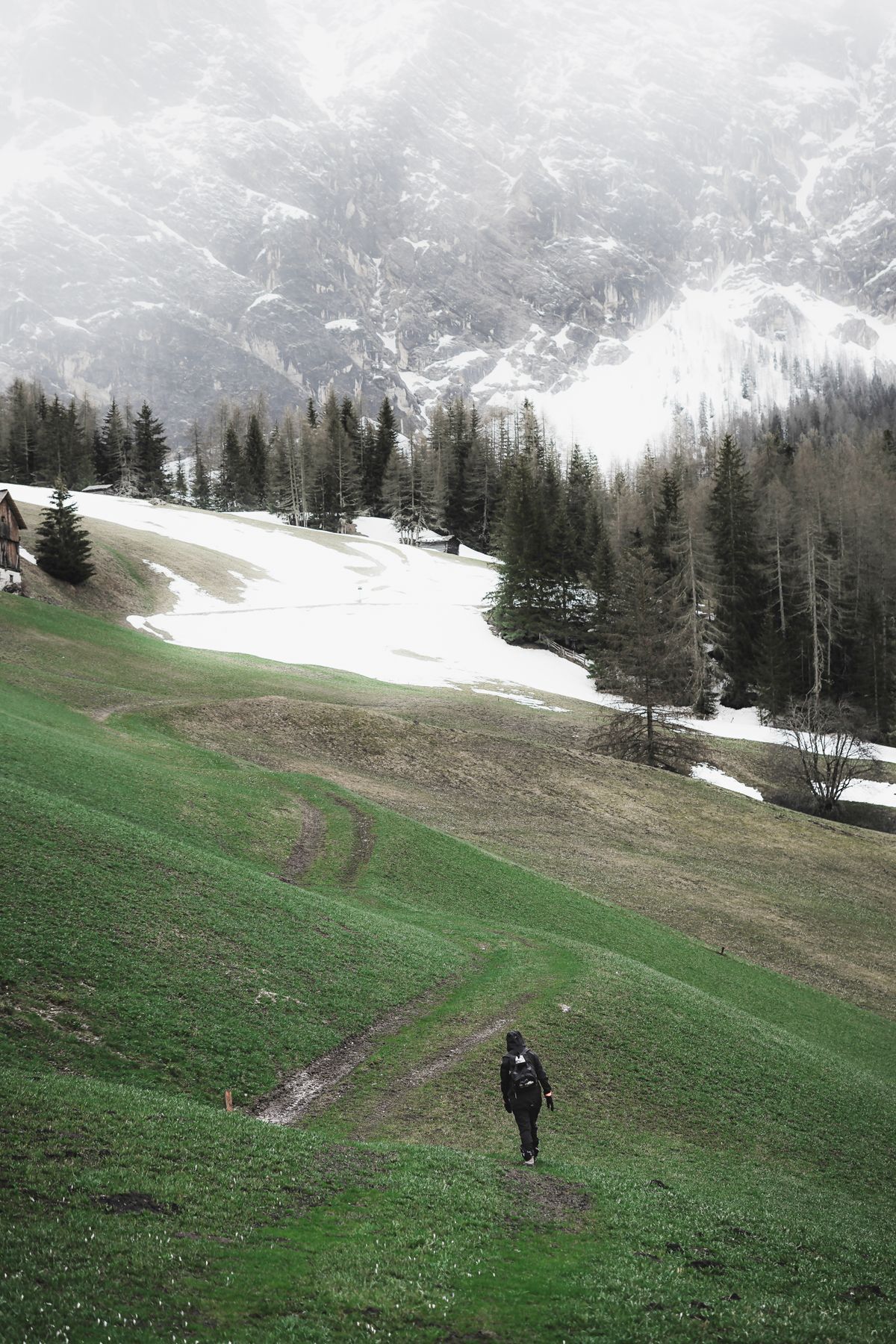 คนเดินเขาคนเดียวท่ามกลางยอดเขาหิมะ ภาพถ่ายโดย eberhard grossgasteiger
