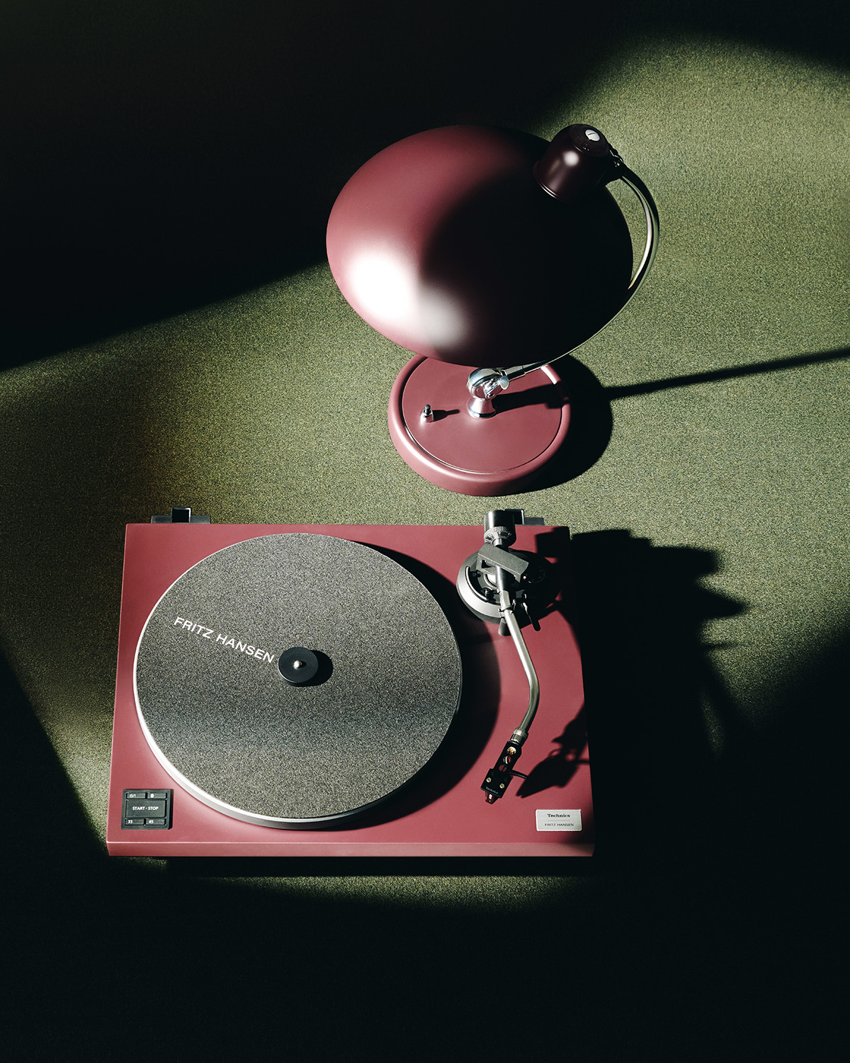 โคมไฟ Kaiser Idell 6631-T สีเบอร์กันดีในงาน collaboration Fritz Hansen x Technics