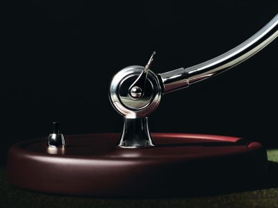 โคมไฟตั้งโต๊ะ Kaiser Idell และเครื่องเล่นแผ่นเสียง Technics สีเบอร์กันดีวางคู่กัน