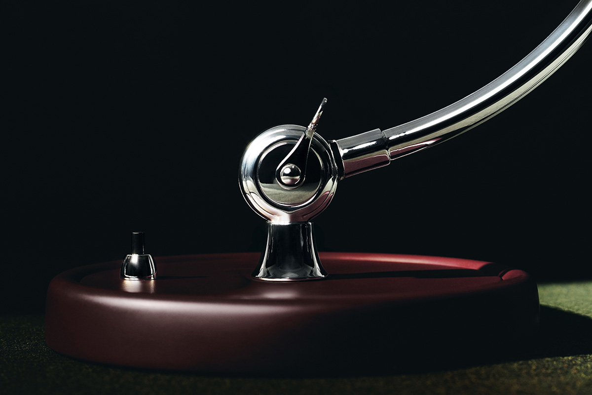 โคมไฟตั้งโต๊ะ Kaiser Idell และเครื่องเล่นแผ่นเสียง Technics สีเบอร์กันดีวางคู่กัน