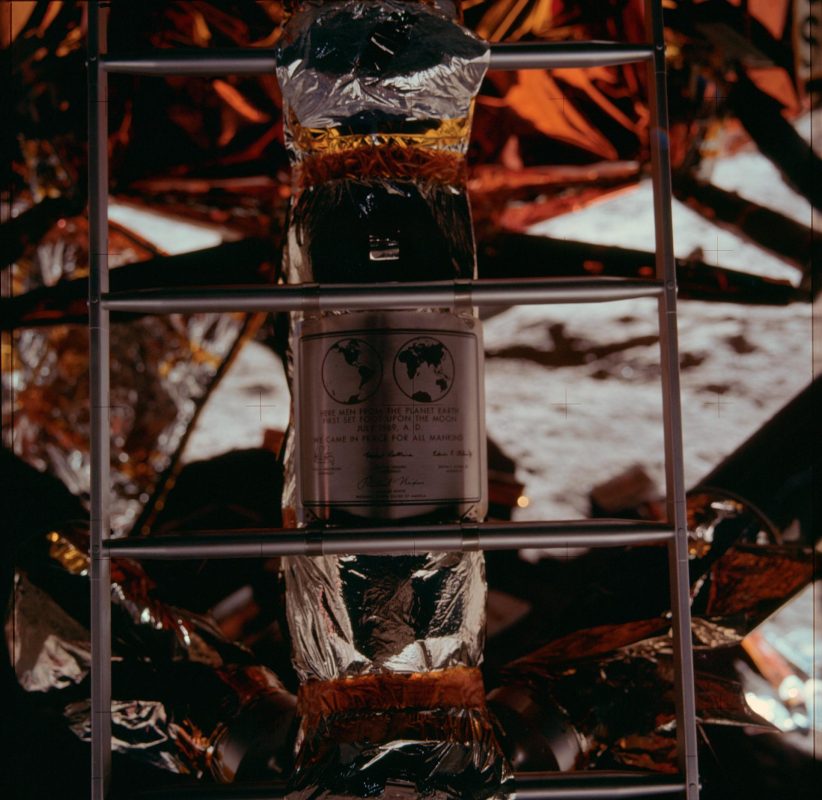 แผ่นป้ายที่ยาน Apollo 11 ทิ้งไว้บนดวงจันทร์ ข้อความเรียงด้วยฟอนต์ Futura