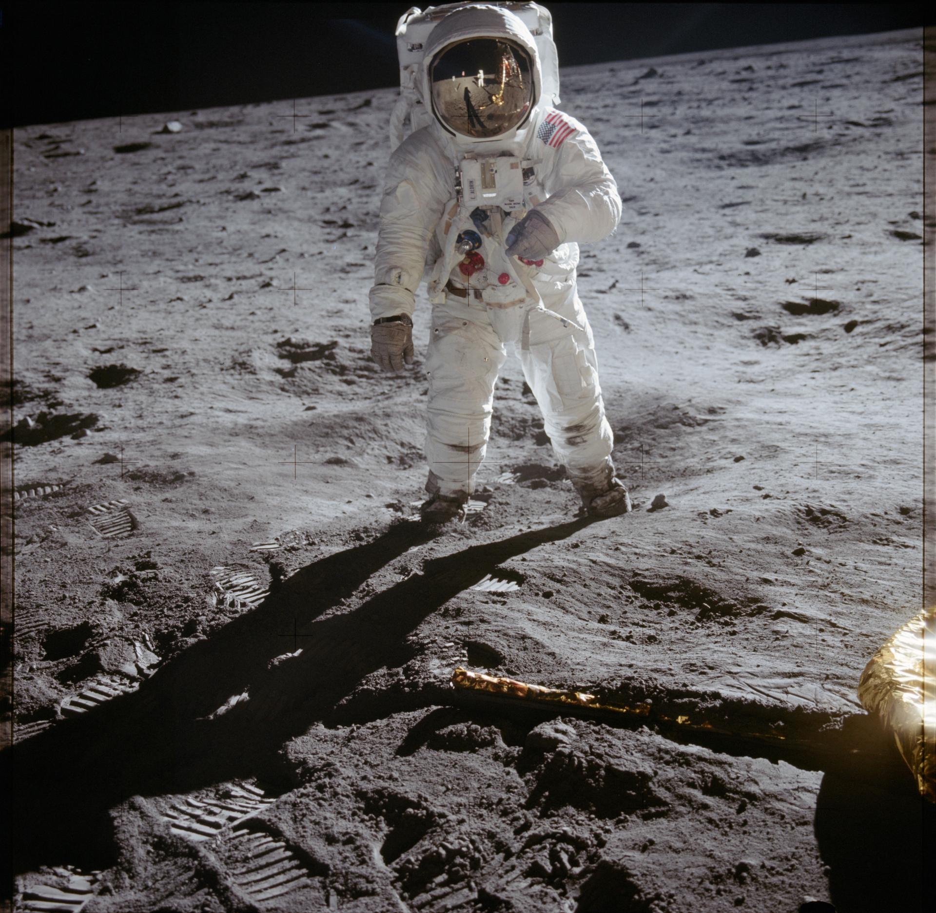 ภาพเต็มตัวของ Buzz Aldrin บนดวงจันทร์ สะท้อนเงาผู้ถ่ายบนหน้ากาก