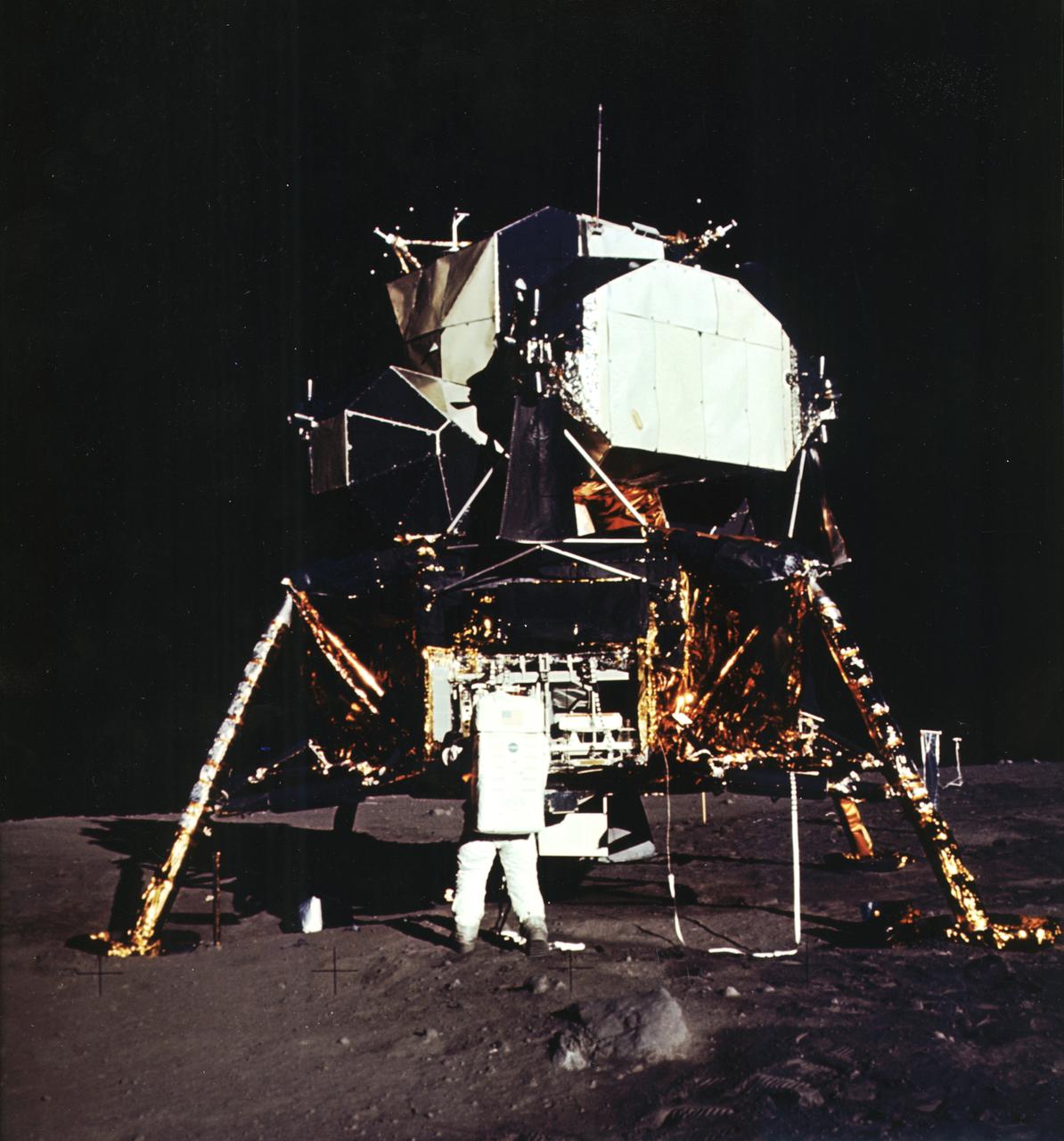 นักบินอวกาศ Buzz Aldrin ยืนข้างยานลงจอดบนดวงจันทร์ในภารกิจ Apollo 11