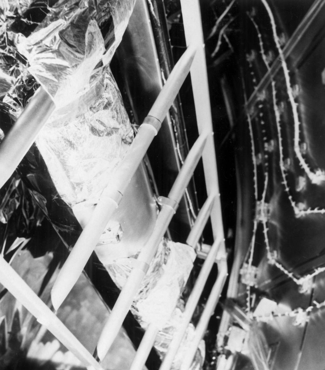 แผ่นป้าย Apollo 11 เห็นข้อความที่เรียงด้วยฟอนต์ Futura เต็มแผ่น