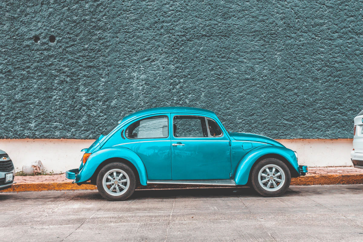 รถ Volkswagen Beetle สีเขียวคลาสสิกจอดริมทาง