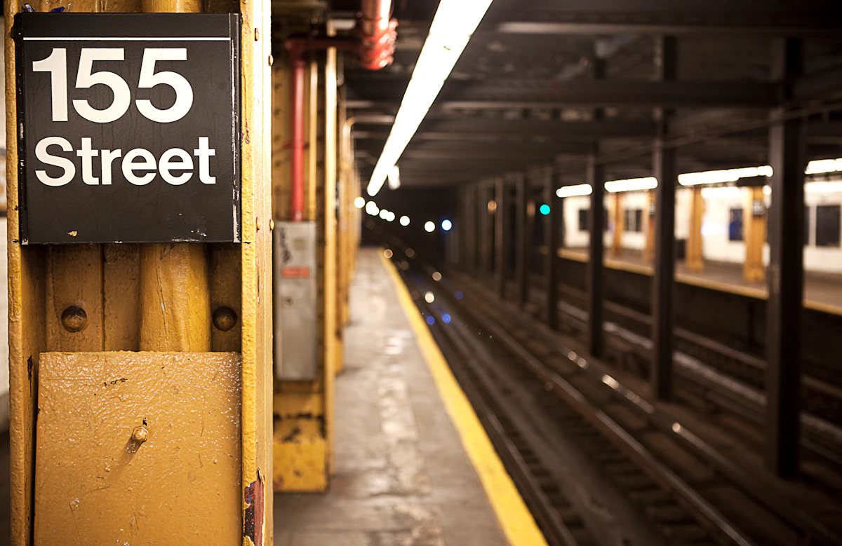 ป้ายสถานี 155 Street ในรถไฟใต้ดินนิวยอร์ก ตัวอักษร Helvetica