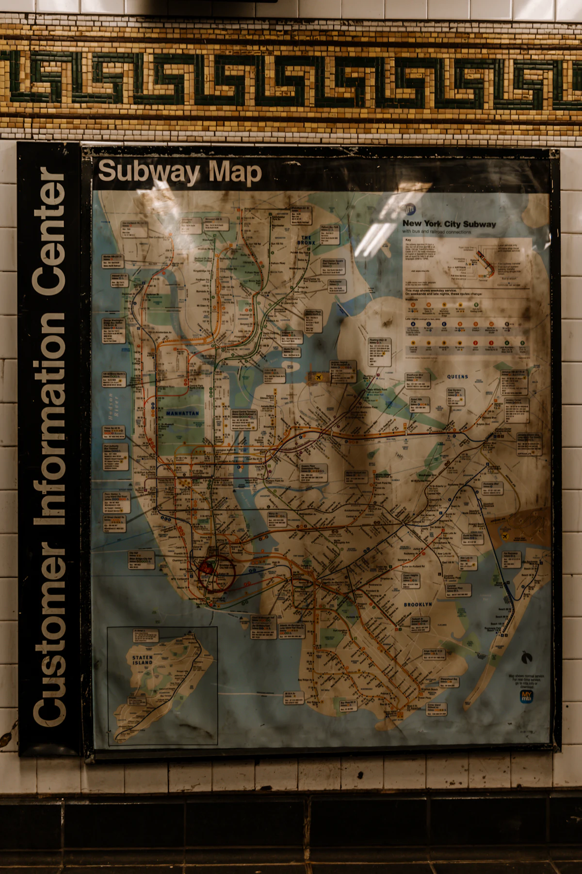 แผนที่รถไฟใต้ดินติดผนังสถานี ใช้ตัวอักษรซานเซอริฟกำกับชื่อสถานี