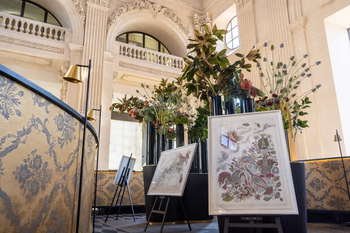 ผลงานของ Evelyn Postic จัดแสดงในบาร์ Le Dome ใต้โดมประวัติศาสตร์ของ InterContinental Lyon