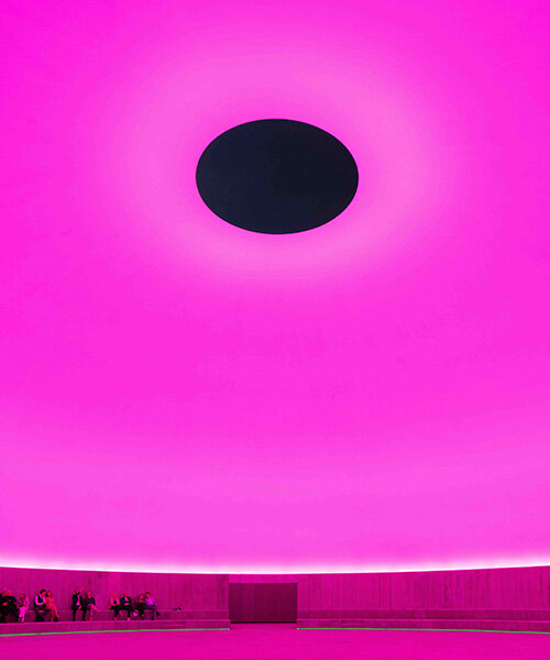 โดม Skyspace ของ James Turrell ที่พิพิธภัณฑ์ ARoS เมือง Aarhus มองเห็นท้องฟ้าผ่านช่องกลางเพดาน