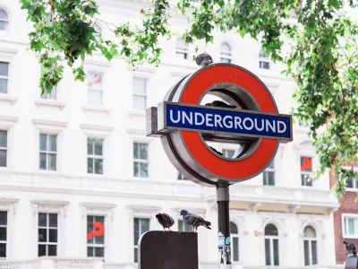 ป้ายวงกลม roundel สีแดงของรถไฟใต้ดินลอนดอนที่มีคำว่า Underground เป็นฟอนต์ Johnston