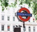 ป้ายวงกลม roundel สีแดงของรถไฟใต้ดินลอนดอนที่มีคำว่า Underground เป็นฟอนต์ Johnston