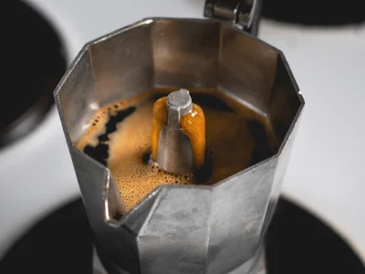 หม้อต้มกาแฟมอคค่าพอตอะลูมิเนียมทรงแปดเหลี่ยมวางบนเตา