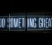 ป้ายนีออนคำว่า Do Something Great บนผนังมืด