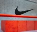 โลโก้ swoosh ของ Nike บนผนังหน้าร้าน เครื่องหมายเดียวที่ไม่มีตัวอักษร