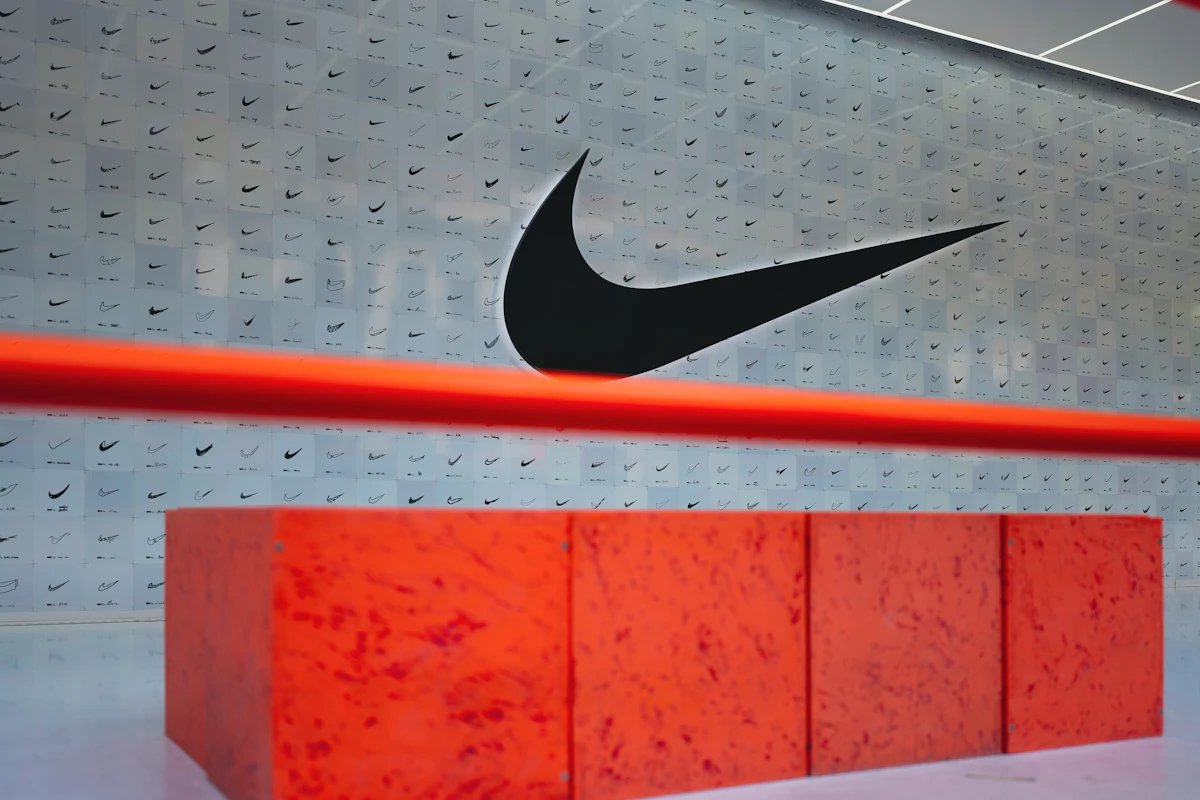 โลโก้ swoosh ของ Nike บนผนังหน้าร้าน เครื่องหมายเดียวที่ไม่มีตัวอักษร
