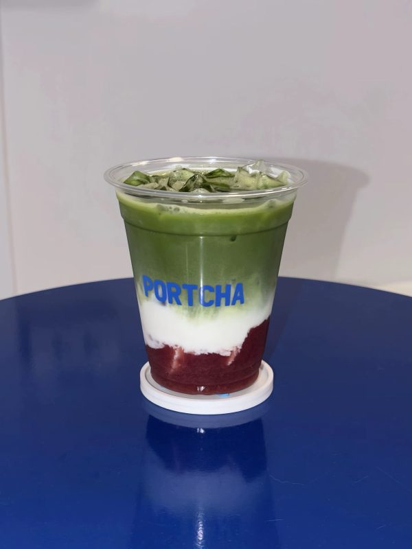 Matcha Strawberry Latte ของ Portcha แยกชั้นมัทฉะ นม และสตรอว์เบอร์รี
