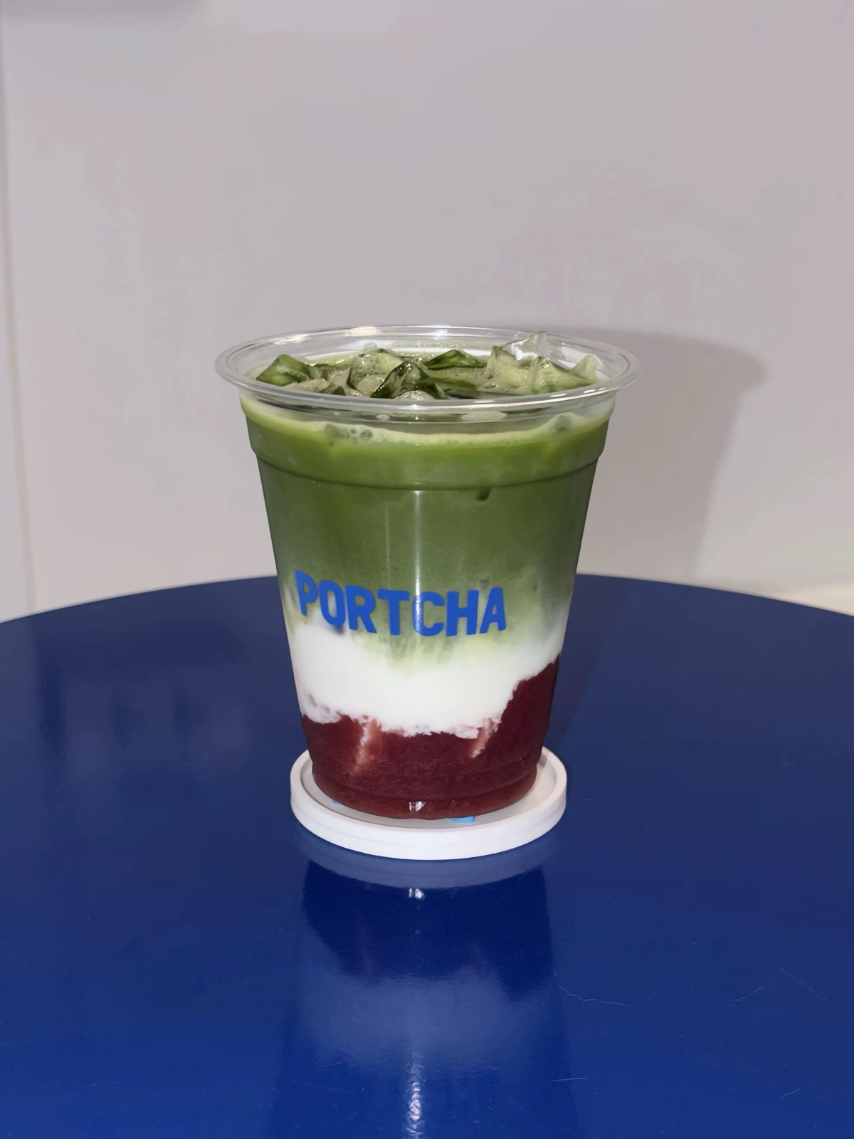 Matcha Strawberry Latte ของ Portcha แยกชั้นมัทฉะ นม และสตรอว์เบอร์รี