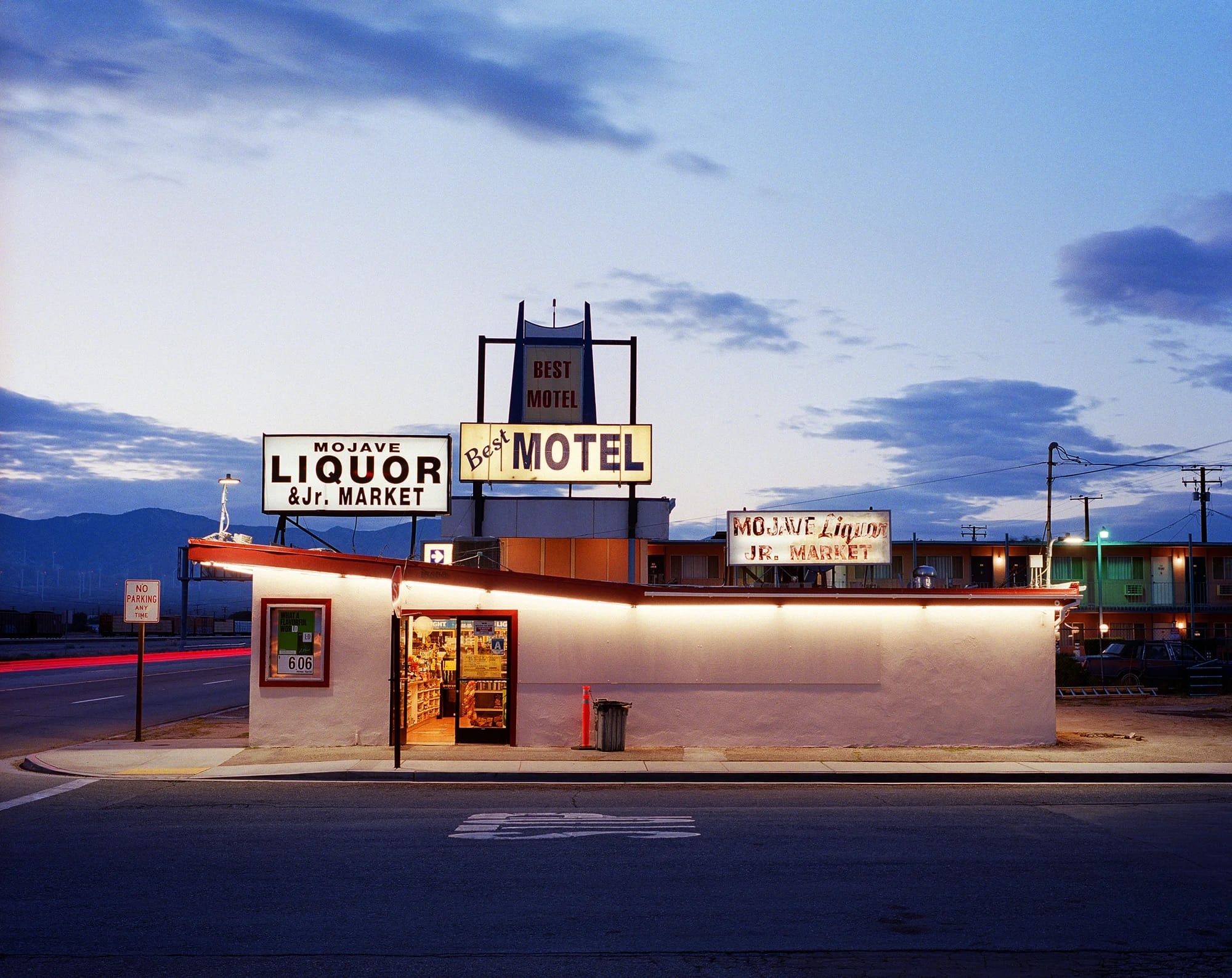 ปั๊มน้ำมันสไตล์เรโทรยามพลบค่ำที่ Mojave แคลิฟอร์เนีย โทนสีอบอุ่น ภาพโดย Rob Hann