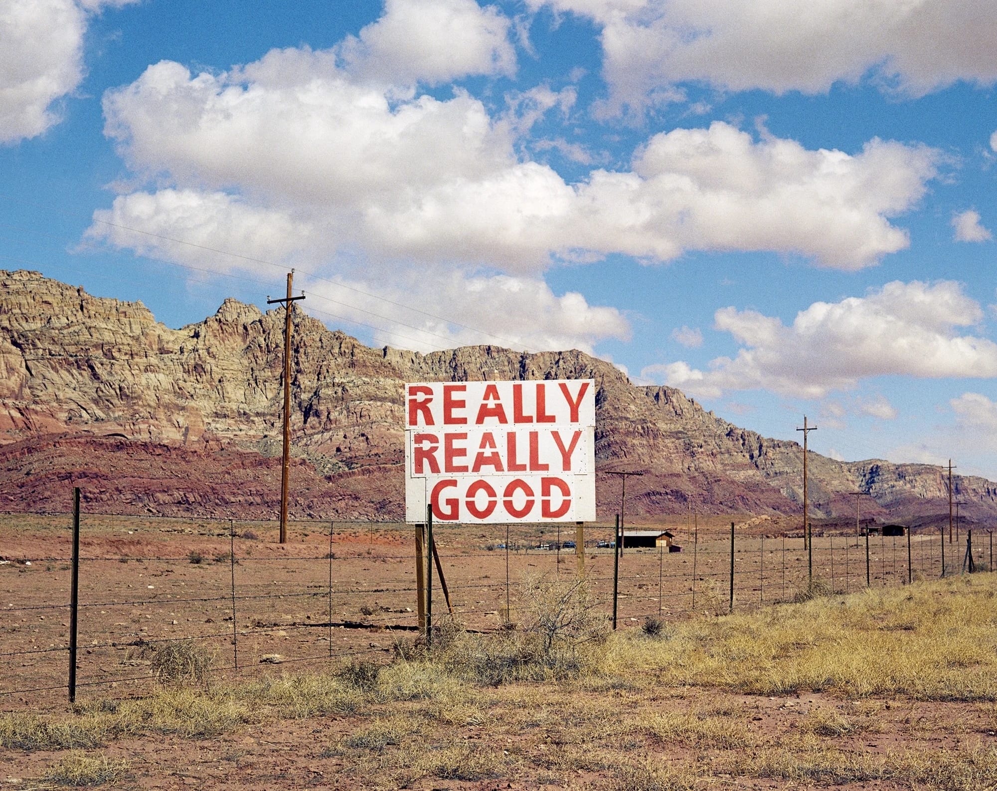 ป้ายทำมือริมทางเขียนว่า really really good บนไฮเวย์ 89 แอริโซนา ภาพโดย Rob Hann
