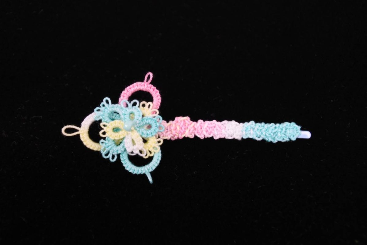 ปิ่นปักผมงาน needle tatting ถักด้วยมือ ประดับลูกปัดสีชมพูพาสเทล โดย nesseesi